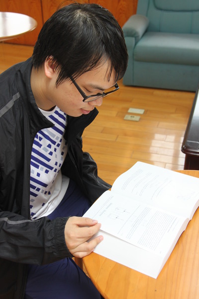 學生讀書的照片