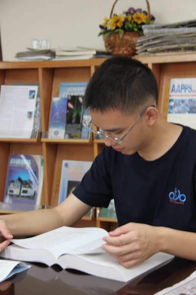 學生讀書的照片