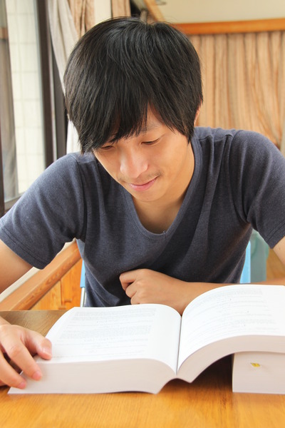 學生讀書的照片
